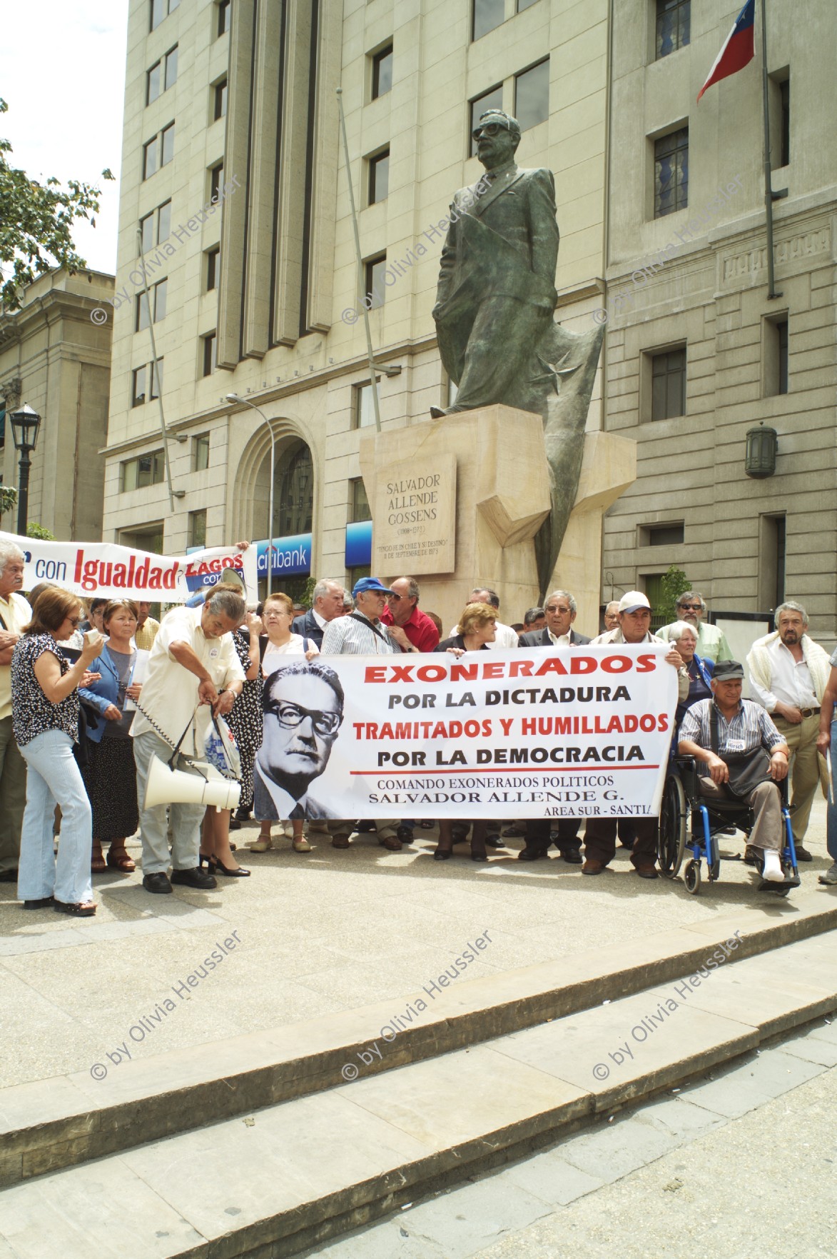 Image of sheet 20051129 photo 57: Former employees and workers laid off during Pinochet era protest outside the La Moneda for an appropriate pension.
Santiago de Chile 2005 Banner Allende Salvador Exonerados