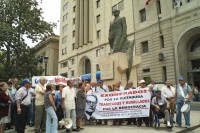 Image of sheet 20051129 photo 58: Former employees and workers laid off during Pinochet era protest outside the La Moneda for an appropriate pension.
Santiago de Chile 2005 Banner Allende Salvador Exonerados