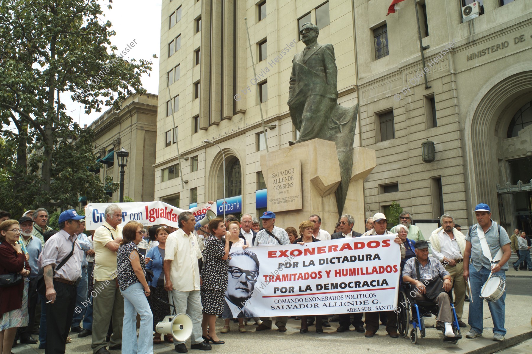 Image of sheet 20051129 photo 58: Former employees and workers laid off during Pinochet era protest outside the La Moneda for an appropriate pension.
Santiago de Chile 2005 Banner Allende Salvador Exonerados