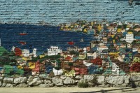 Image of sheet 20051130 photo 163: Valparaiso 
Paziifikküste cost pacific sea Meer Küste Coast Wasser Häuser Haus habitants Holzhäuser haeuser wood Menschen mural Wandbild Kunst Strasse 29.12.2005 America latina Latin America Latein Amerika Suedamerika Südamerika Amerika