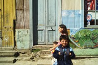 Image of sheet 20051130 photo 174: Valparaiso Chile South America Südamerika Amerika Latin Lateinamerika 30.11.2005 
Kinder kids child mother mutter familie Frau Menschen farbige Türen Holz Häuser home house