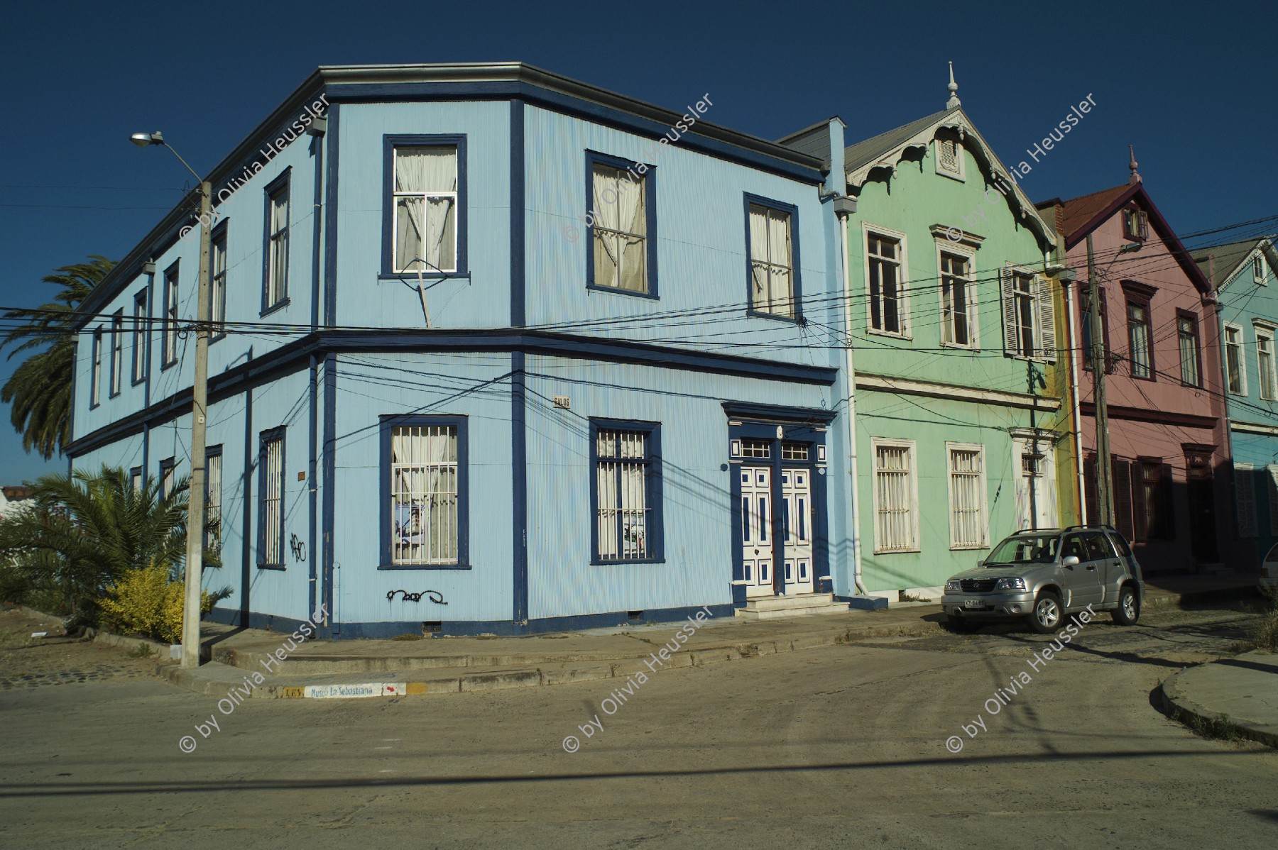 Image of sheet 20051130 photo 224: Valparaiso Chile South America Südamerika Amerika Latin Lateinamerika 30.11.2005 
House Home Heim farbig colour wood Häuser Stadt Holz