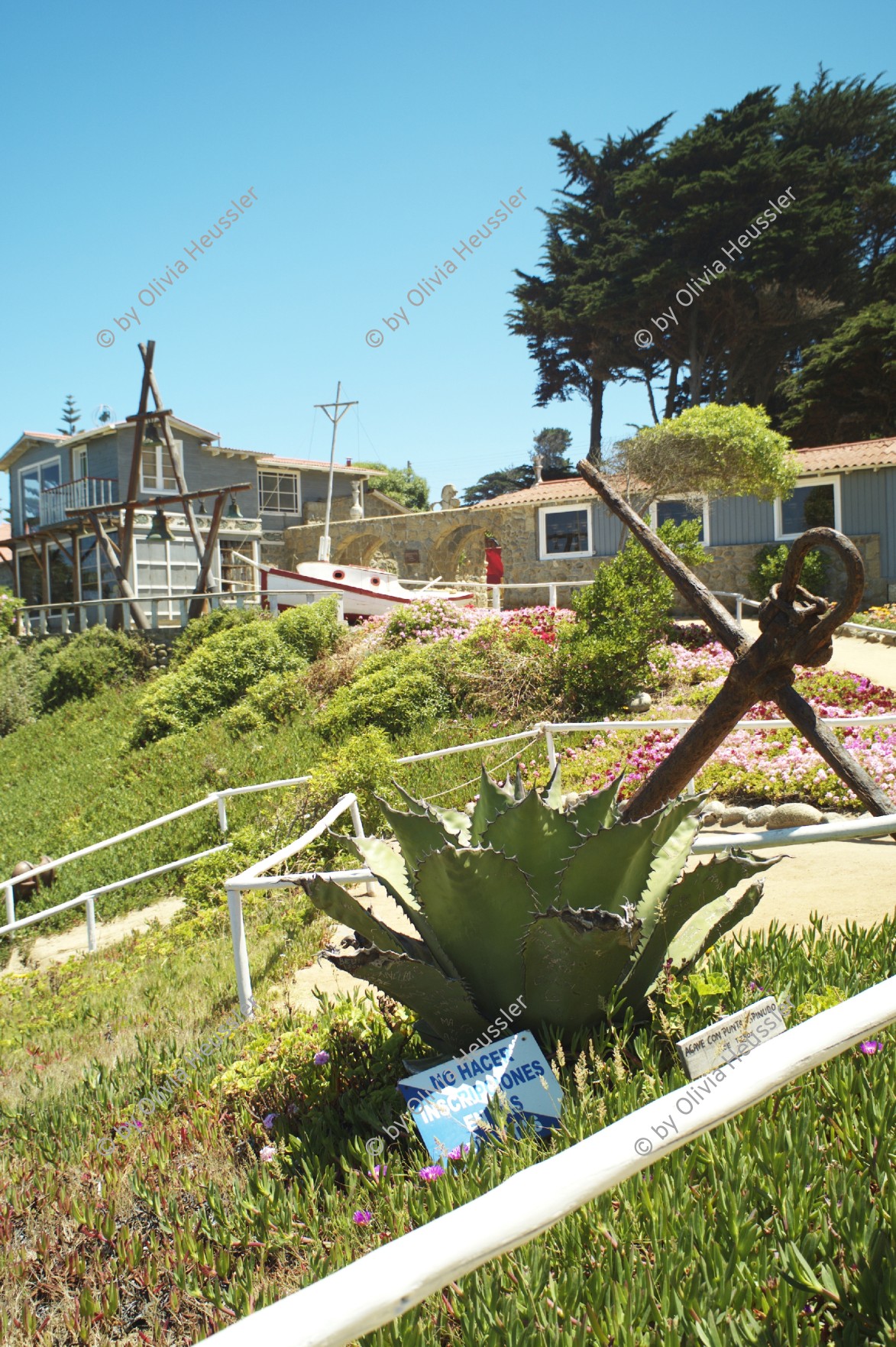 Image of sheet 20051130 photo 238: Valparaiso Chile South America Südamerika Amerika Latin Lateinamerika 30.11.2005 
Pablo Neruda Escritor Schrifststeller writer Sea coast playa House Homer Heim