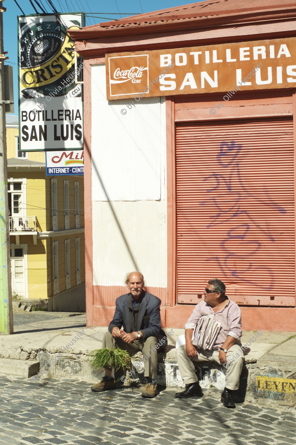 Image of sheet 20051130 photo 524: Valparaiso 
Paziifikküste cost pacific sea Meer Küste Coast Wasser Häuser Haus habitants Holzhäuser haeuser wood Menschen mural Wandbild Kunst Strasse 29.12.2005 America latina Latin America Latein Amerika Suedamerika Südamerika Amerika