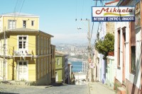 Image of sheet 20051130 photo 526: Valparaiso 
Paziifikküste cost pacific sea Meer Küste Coast Wasser Häuser Haus habitants Holzhäuser haeuser wood Menschen mural Wandbild Kunst Strasse 29.12.2005 America latina Latin America Latein Amerika Suedamerika Südamerika Amerika