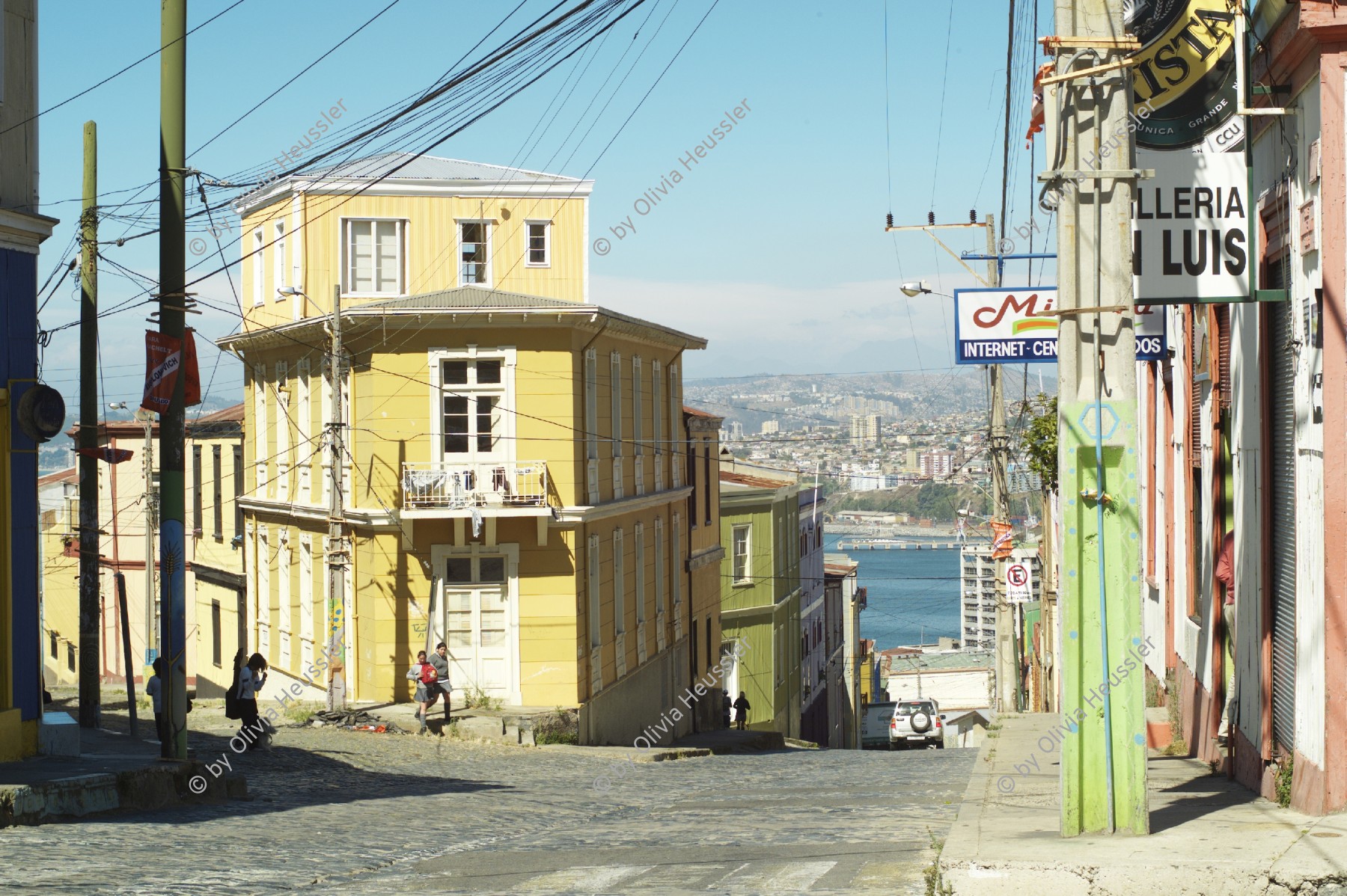 Image of sheet 20051130 photo 527: Valparaiso 
Paziifikküste cost pacific sea Meer Küste Coast Wasser Häuser Haus habitants Holzhäuser haeuser wood Menschen mural Wandbild Kunst Strasse 29.12.2005 America latina Latin America Latein Amerika Suedamerika Südamerika Amerika