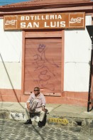 Image of sheet 20051130 photo 528: Valparaiso 
Paziifikküste cost pacific sea Meer Küste Coast Wasser Häuser Haus habitants Holzhäuser haeuser wood Menschen mural Wandbild Kunst Strasse 29.12.2005 America latina Latin America Latein Amerika Suedamerika Südamerika Amerika