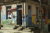 Image of sheet 20051130 photo 534: Valparaiso 
Paziifikküste cost pacific sea Meer Küste Coast Wasser Häuser Haus habitants Holzhäuser haeuser wood Menschen mural Wandbild Kunst Strasse 29.12.2005 America latina Latin America Latein Amerika Suedamerika Südamerika Amerika