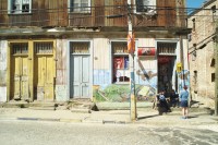Image of sheet 20051130 photo 536: Valparaiso 
Paziifikküste cost pacific sea Meer Küste Coast Wasser Häuser Haus habitants Holzhäuser haeuser wood Menschen mural Wandbild Kunst Strasse 29.12.2005 America latina Latin America Latein Amerika Suedamerika Südamerika Amerika