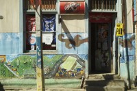 Image of sheet 20051130 photo 537: Valparaiso 
Paziifikküste cost pacific sea Meer Küste Coast Wasser Häuser Haus habitants Holzhäuser haeuser wood Menschen mural Wandbild Kunst Strasse 29.12.2005 America latina Latin America Latein Amerika Suedamerika Südamerika Amerika