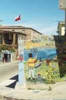 Image of sheet 20051130 photo 540: Valparaiso 
Paziifikküste cost pacific sea Meer Küste Coast Wasser Häuser Haus habitants Holzhäuser haeuser wood Menschen mural Wandbild Kunst Strasse 29.12.2005 America latina Latin America Latein Amerika Suedamerika Südamerika Amerika