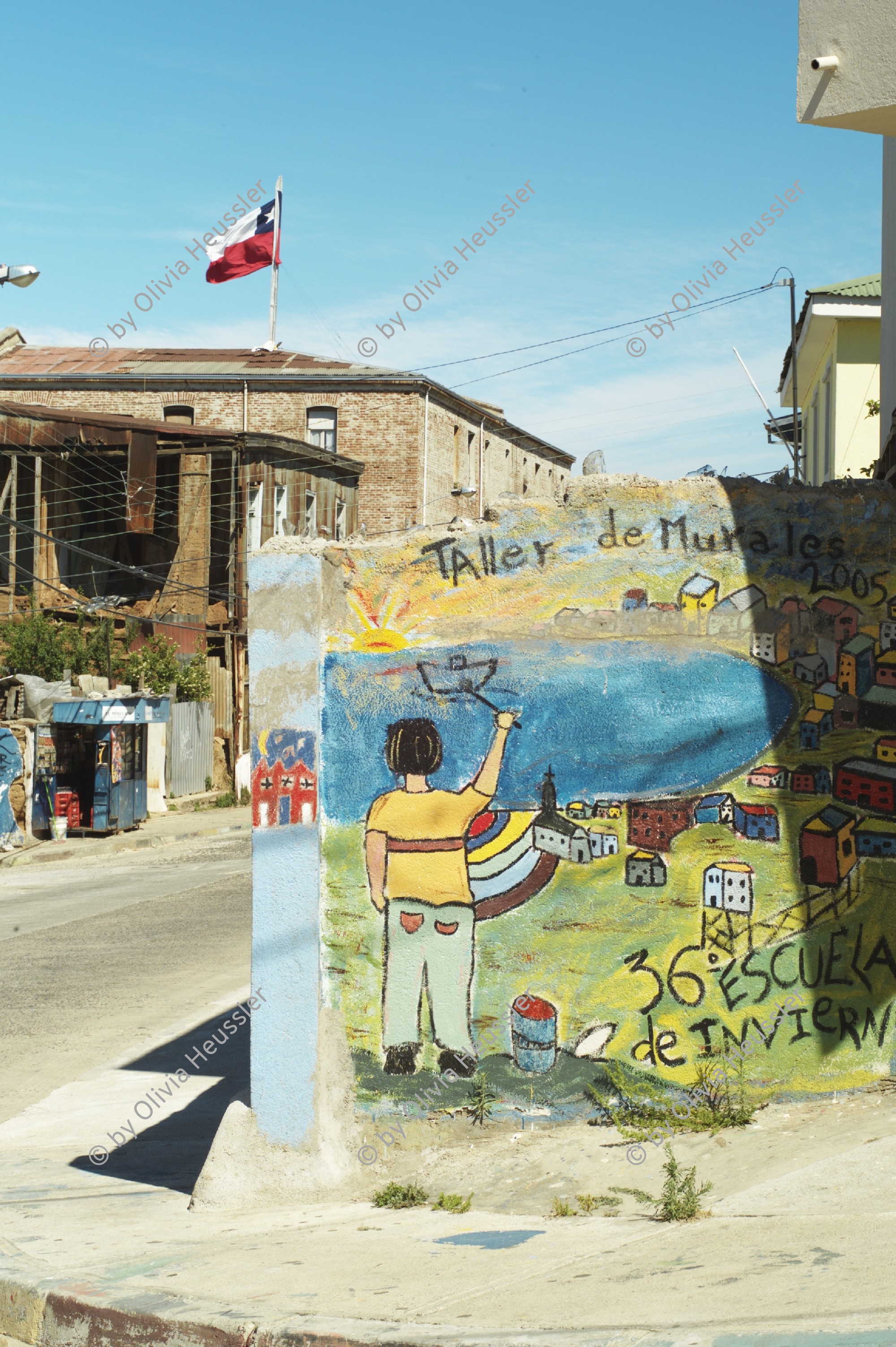 Image of sheet 20051130 photo 540: Valparaiso 
Paziifikküste cost pacific sea Meer Küste Coast Wasser Häuser Haus habitants Holzhäuser haeuser wood Menschen mural Wandbild Kunst Strasse 29.12.2005 America latina Latin America Latein Amerika Suedamerika Südamerika Amerika