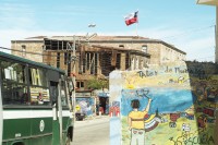 Image of sheet 20051130 photo 541: Valparaiso 
Paziifikküste cost pacific sea Meer Küste Coast Wasser Häuser Haus habitants Holzhäuser haeuser wood Menschen mural Wandbild Kunst Strasse 29.12.2005 America latina Latin America Latein Amerika Suedamerika Südamerika Amerika