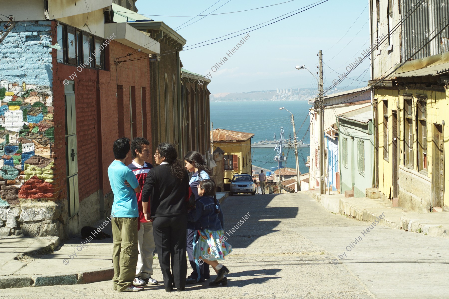 Image of sheet 20051130 photo 542: Valparaiso 
Paziifikküste cost pacific sea Meer Küste Coast Wasser Häuser Haus habitants Holzhäuser haeuser wood Menschen mural Wandbild Kunst Strasse 29.12.2005 America latina Latin America Latein Amerika Suedamerika Südamerika Amerika