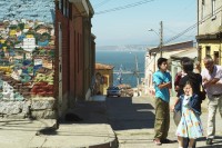 Image of sheet 20051130 photo 543: Valparaiso 
Paziifikküste cost pacific sea Meer Küste Coast Wasser Häuser Haus habitants Holzhäuser haeuser wood Menschen mural Wandbild Kunst Strasse 29.12.2005 America latina Latin America Latein Amerika Suedamerika Südamerika Amerika