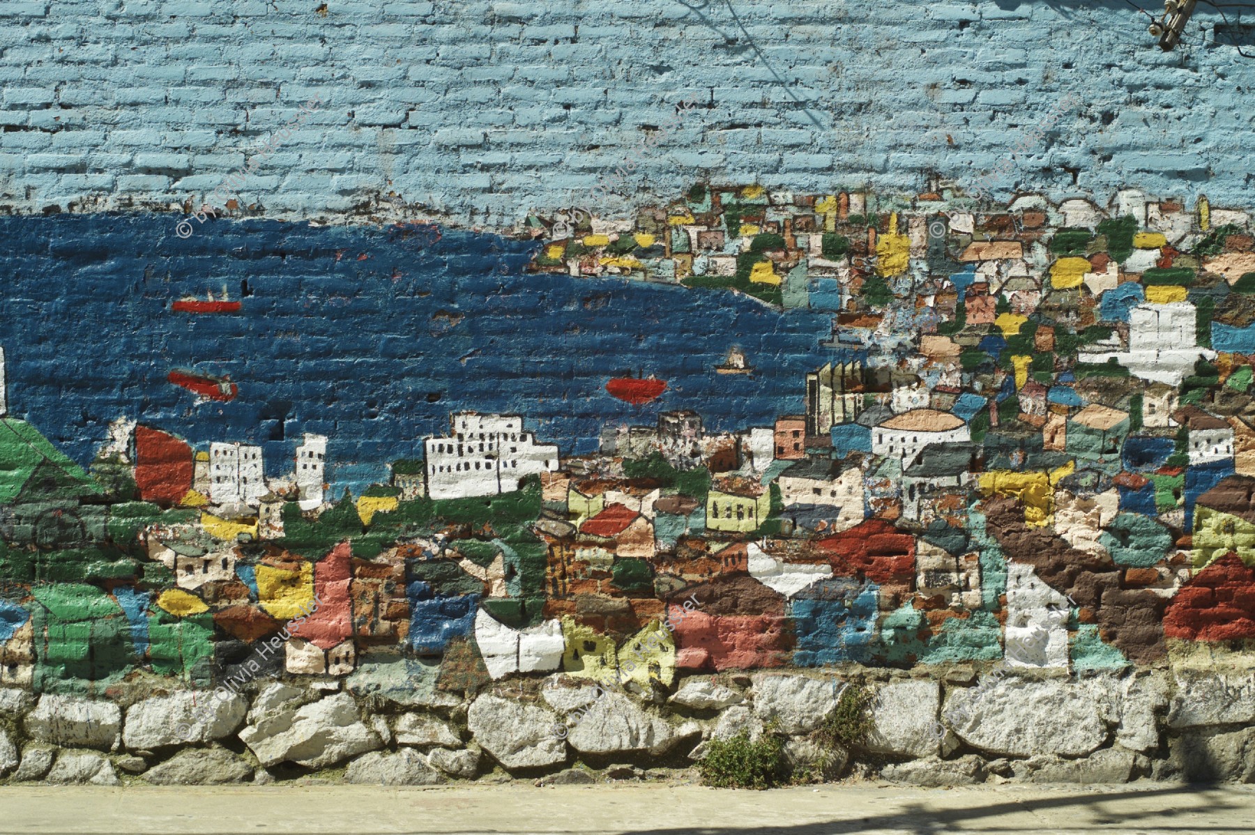 Image of sheet 20051130 photo 545: Valparaiso 
Paziifikküste cost pacific sea Meer Küste Coast Wasser Häuser Haus habitants Holzhäuser haeuser wood Menschen mural Wandbild Kunst Strasse 29.12.2005 America latina Latin America Latein Amerika Suedamerika Südamerika Amerika