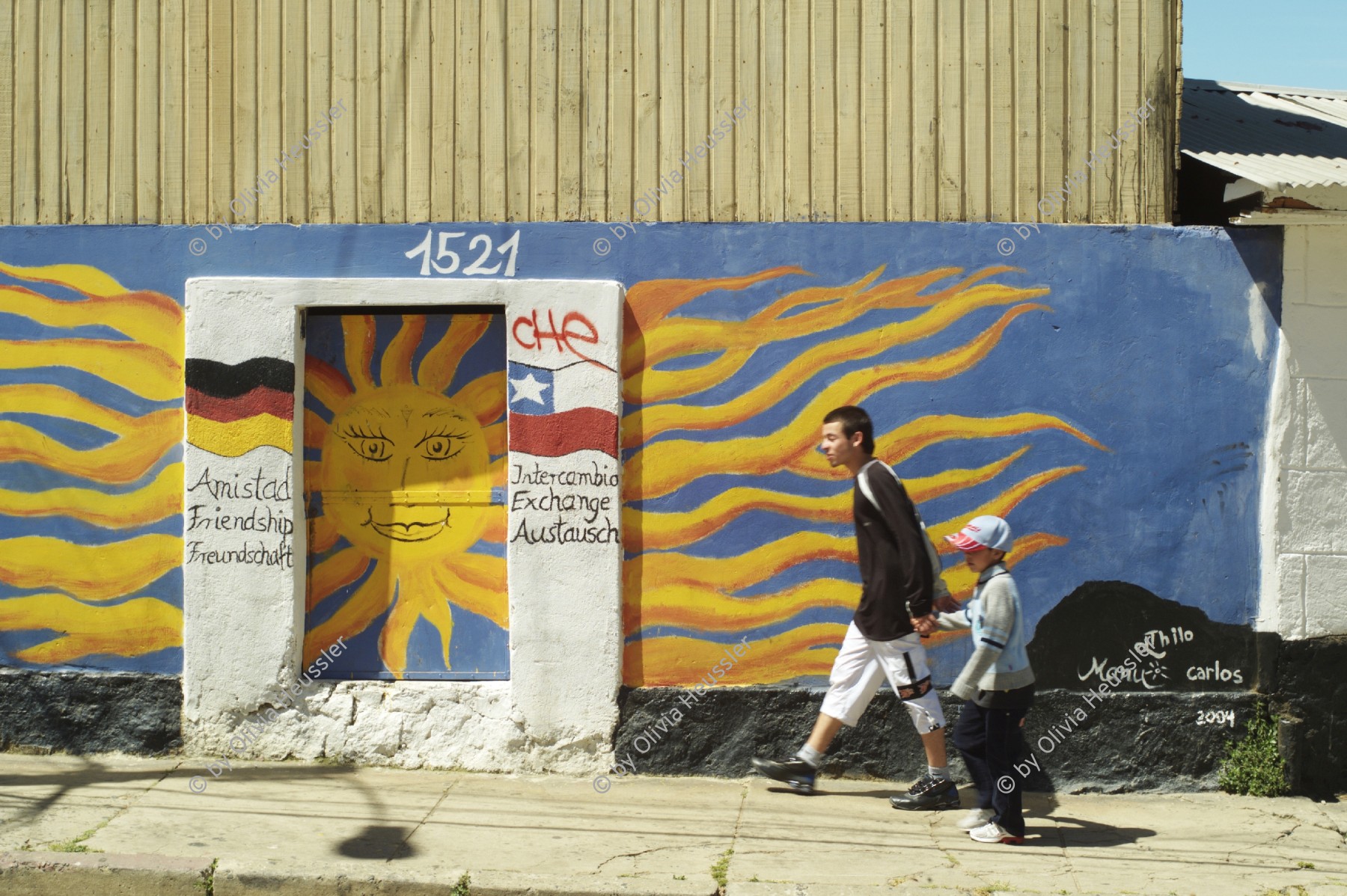 Image of sheet 20051130 photo 547: Valparaiso 
Paziifikküste cost pacific sea Meer Küste Coast Wasser Häuser Haus habitants Holzhäuser haeuser wood Menschen mural Wandbild Kunst Strasse 29.12.2005 America latina Latin America Latein Amerika Suedamerika Südamerika Amerika