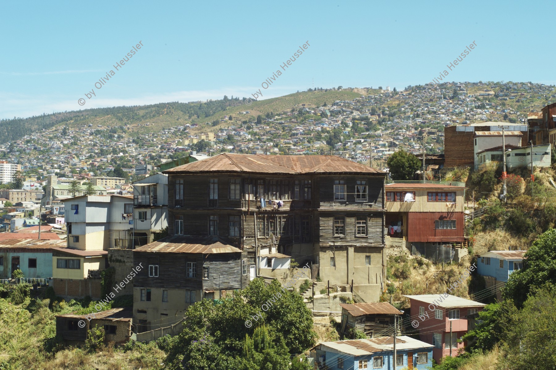 Image of sheet 20051130 photo 549: Valparaiso 
Paziifikküste cost pacific sea Meer Küste Coast Wasser Häuser Haus habitants Holzhäuser haeuser wood Menschen mural Wandbild Kunst Strasse 29.12.2005 America latina Latin America Latein Amerika Suedamerika Südamerika Amerika