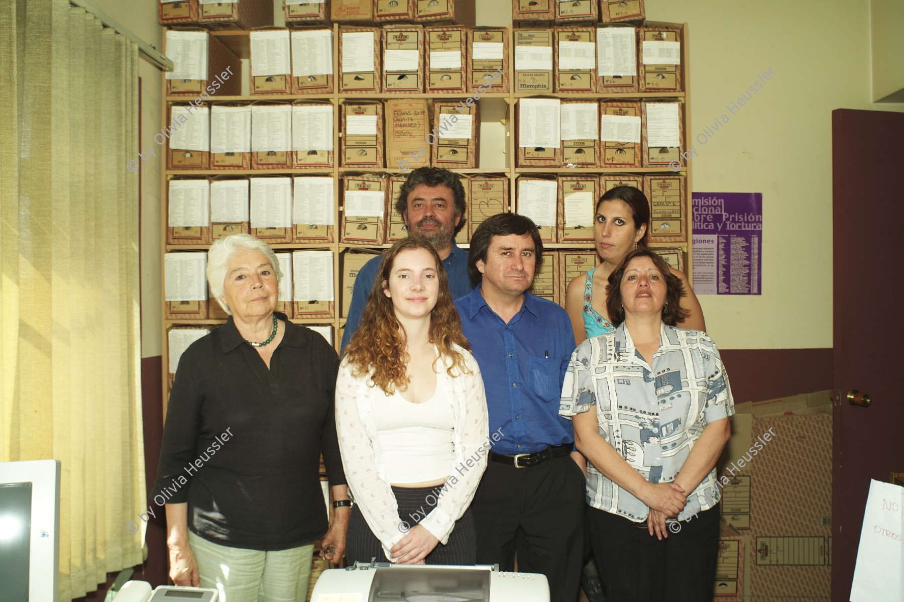 Image of sheet 20051201 photo 97: Santiago de Chile 
La Corporación de Promoción y Defensa de los Derechos del Pueblo – CODEPU-
für Uno Hochkommissariat gegen die Folter human rights Menschenrechte Folteropfer Pinochet 
Paz Rojas Baeza Vizepräsidentin vice president (links aussen)

La Corporación de Promoción y Defensa de los Derechos del Pueblo – CODEPU- es una organización no gubernamental de Derechos Humanos fundada durante la dictadura militar, el 8 de noviembre del año 1980. Desde hace 30 años asiste a las víctimas y los familiares de las víctimas de violaciones a los derechos humanos y lucha contra la impunidad.


Menschenrechte Protest Gruppenbild Lawyer Recht Gesetz Aktivisten Anwälte Juristen Gericht Dossier Akten Beweise proof