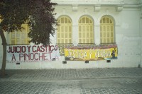 Image of sheet 20051202 photo 373: Protest für eine Eroeffnung des ehemaligen Geheimdienst-Gefaengniss; Londres 38, als Museum, Santiago de Chile, 2005.