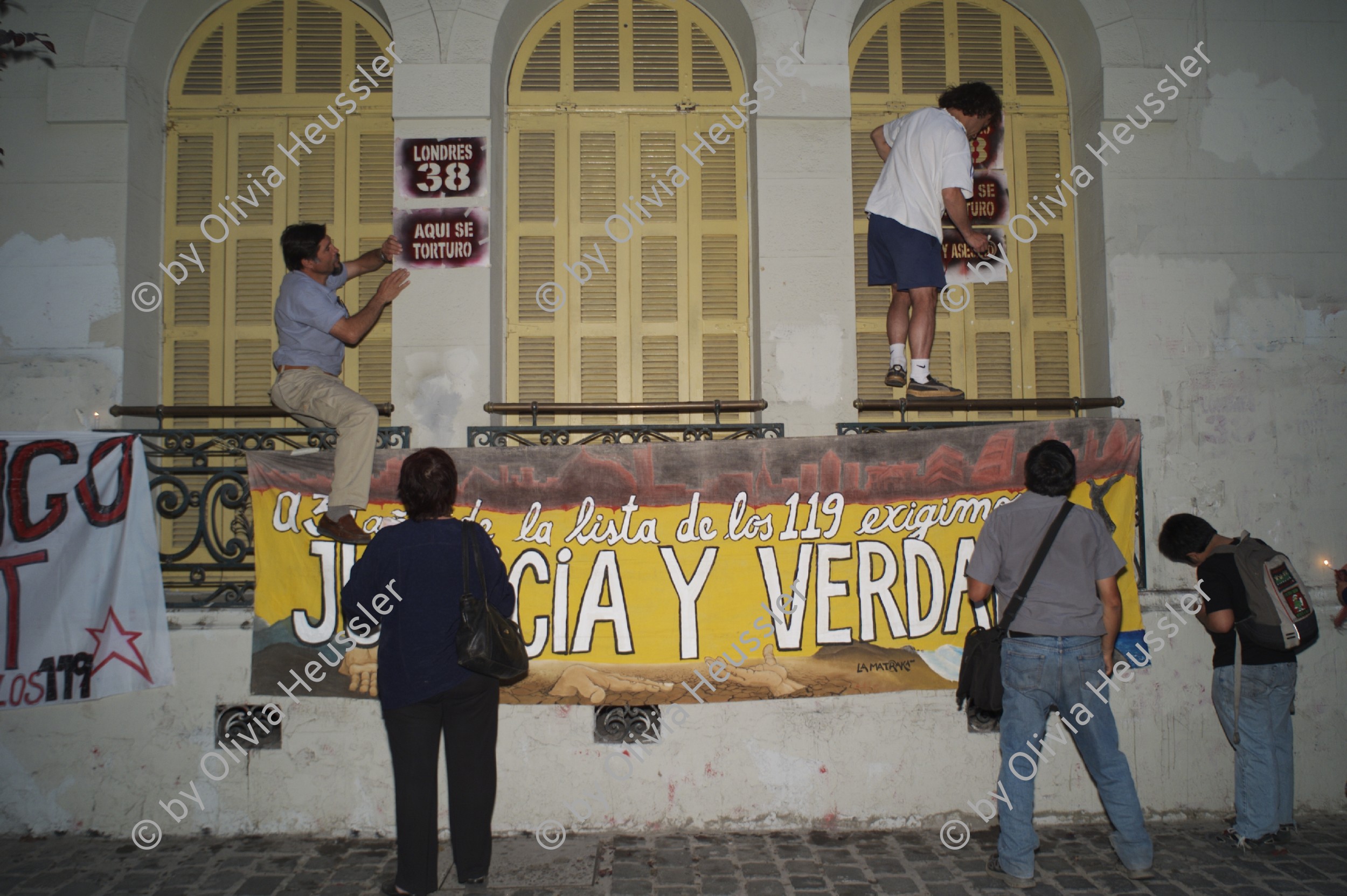 Image of sheet 20051202 photo 385: Santiago de Chile Folter human rights Menschenrechte Folteropfer Pinochet
Londres 38
...Parallel dazu wurden unter Pinochet in Santiago de chile Geheimgefängnisse eröffnet, unter anderen die Villa Grimaldi und das Londres 38 und informell die Dirección Nacional de Inteligencia (DINA) gegründet, der wichtigste Geheimdienst im Zeitraum von 1974 bis 1977....

Londres No. 38 was a secret detention center located in downtown Santiago, where DINA members operated from 1973 until the end of 1974. This was one of the many sites that had been previously owned by leftist organizations. Prisoners at Londres No. 38 endured lengthy interrogation periods and continual humiliating treatment. Captors preferred to torture detainees by electrocuting them. Not only were the suspects incarcerated, but their relatives were also arrested. Family members underwent sexual abuse in the presence of their relatives. However, during the initial period, prisoners were still permitted to interact with one another and share information.