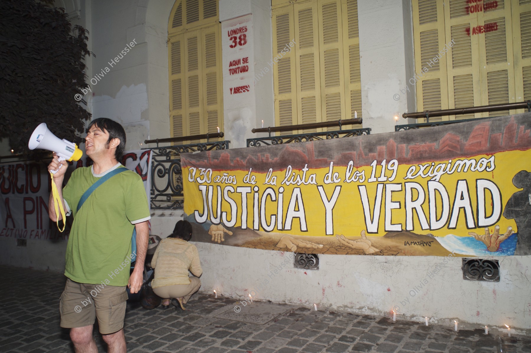 Image of sheet 20051202 photo 403: Protest für ein Museum im ehemaligen Geheimdienst-Gefaengniss; Londres 38, Santiago de Chile, 2005.