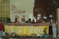 Image of sheet 20051202 photo 406: Protest für eine Eroeffnung des ehemaligen Geheimdienst-Gefaengniss; Londres 38, als Museum, Santiago de Chile, 2005.