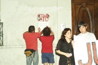 Image of sheet 20051202 photo 410: Santiago de Chile Folter human rights Menschenrechte Folteropfer Pinochet
Londres 38
...Parallel dazu wurden unter Pinochet in Santiago de chile Geheimgefängnisse eröffnet, unter anderen die Villa Grimaldi und das Londres 38 und informell die Dirección Nacional de Inteligencia (DINA) gegründet, der wichtigste Geheimdienst im Zeitraum von 1974 bis 1977....

Londres No. 38 was a secret detention center located in downtown Santiago, where DINA members operated from 1973 until the end of 1974. This was one of the many sites that had been previously owned by leftist organizations. Prisoners at Londres No. 38 endured lengthy interrogation periods and continual humiliating treatment. Captors preferred to torture detainees by electrocuting them. Not only were the suspects incarcerated, but their relatives were also arrested. Family members underwent sexual abuse in the presence of their relatives. However, during the initial period, prisoners were still permitted to interact with one another and share information.
