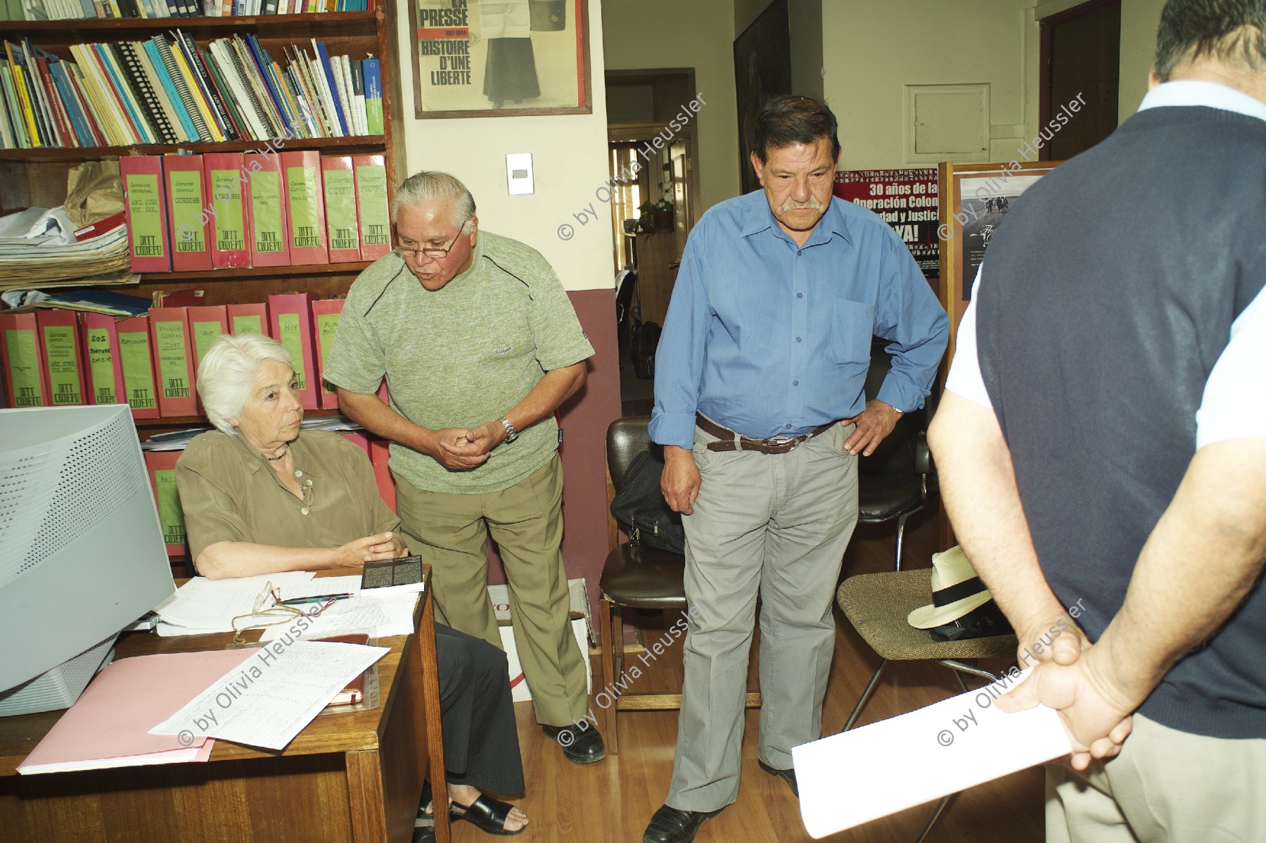 Image of sheet 20051203 photo 40: Victimsof human rights violations with Dr. Paz Rojas (leftside) the vizepresident of Codepu
Santiago de Chile Latinamerica Lateinamerica Human Rights Menschenrechte Pinochet Folter Opfer Southamerica Militärdiktatur Military
Corporación de Promoción y Defensa de los Derechos del Pueblo (CODEPU) es una organización no gubernamental (ONG) chilena, dedicada a la promoción y defensa de los derechos humanos.