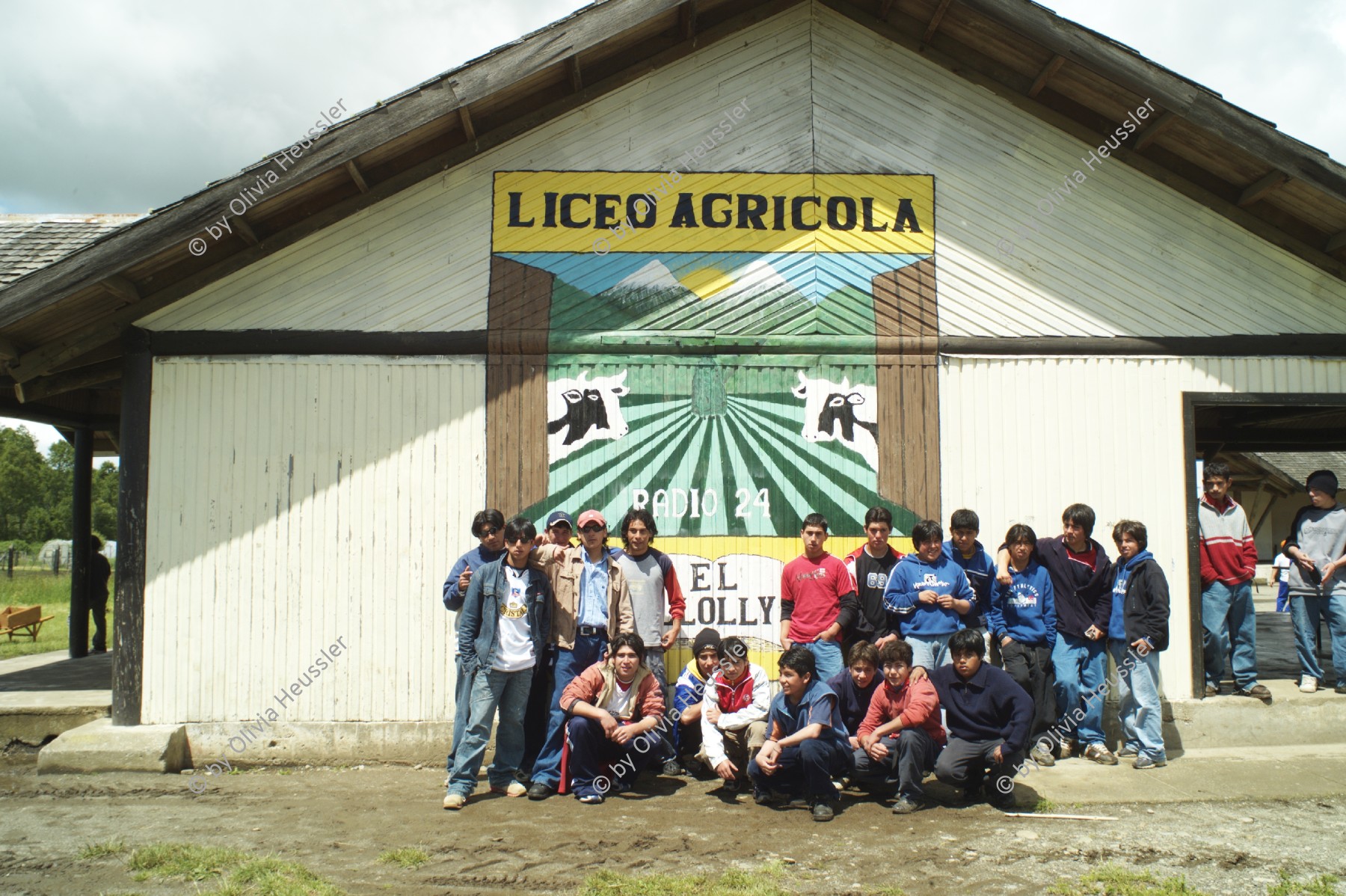 Image of sheet 20051204 photo 1: Gruppenbild mit SchuelerInnen des 
Liceo Agricola El Llolly, Paillaco Chile 2005.

Internatschule für Landwirtschaft unterstuetzt von Roger Schawinski