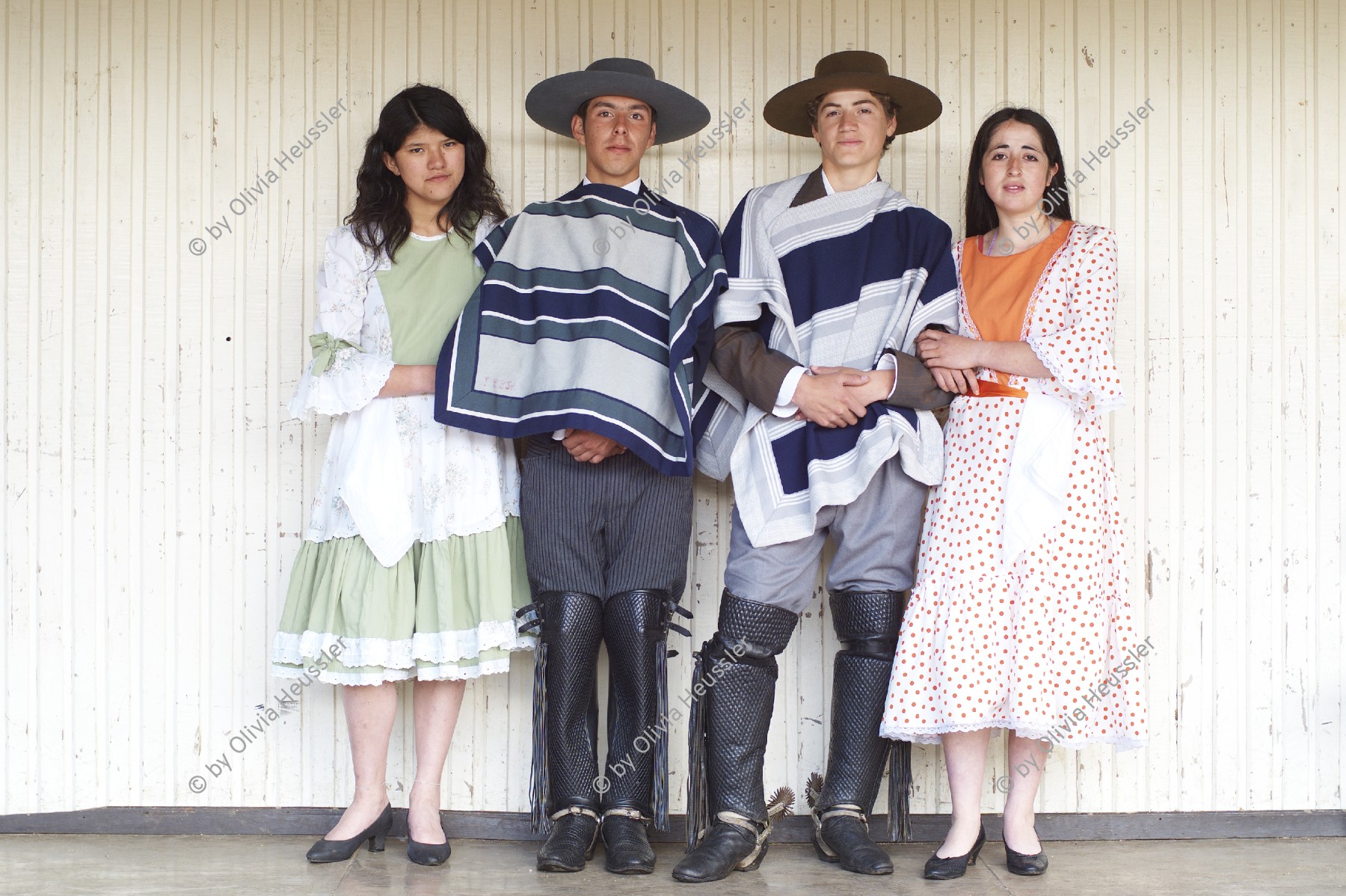 Image of sheet 20051204 photo 17: Gruppenbild einer Folklore Volkstanzgruppe in Paillaco, Los Rios, Chile 2005. Tanz Typical Folklore Tanz folclorical folclore Liceo Agricola El Llolly Paillaco Chile 2005 Escuela Schule Agricultural Weiler El Llolly in Paillaco, rund 100 km landeinwärts vom Pazifik und der Stadt Valdivia in der Region Los Rios, Südchile, gelegen.