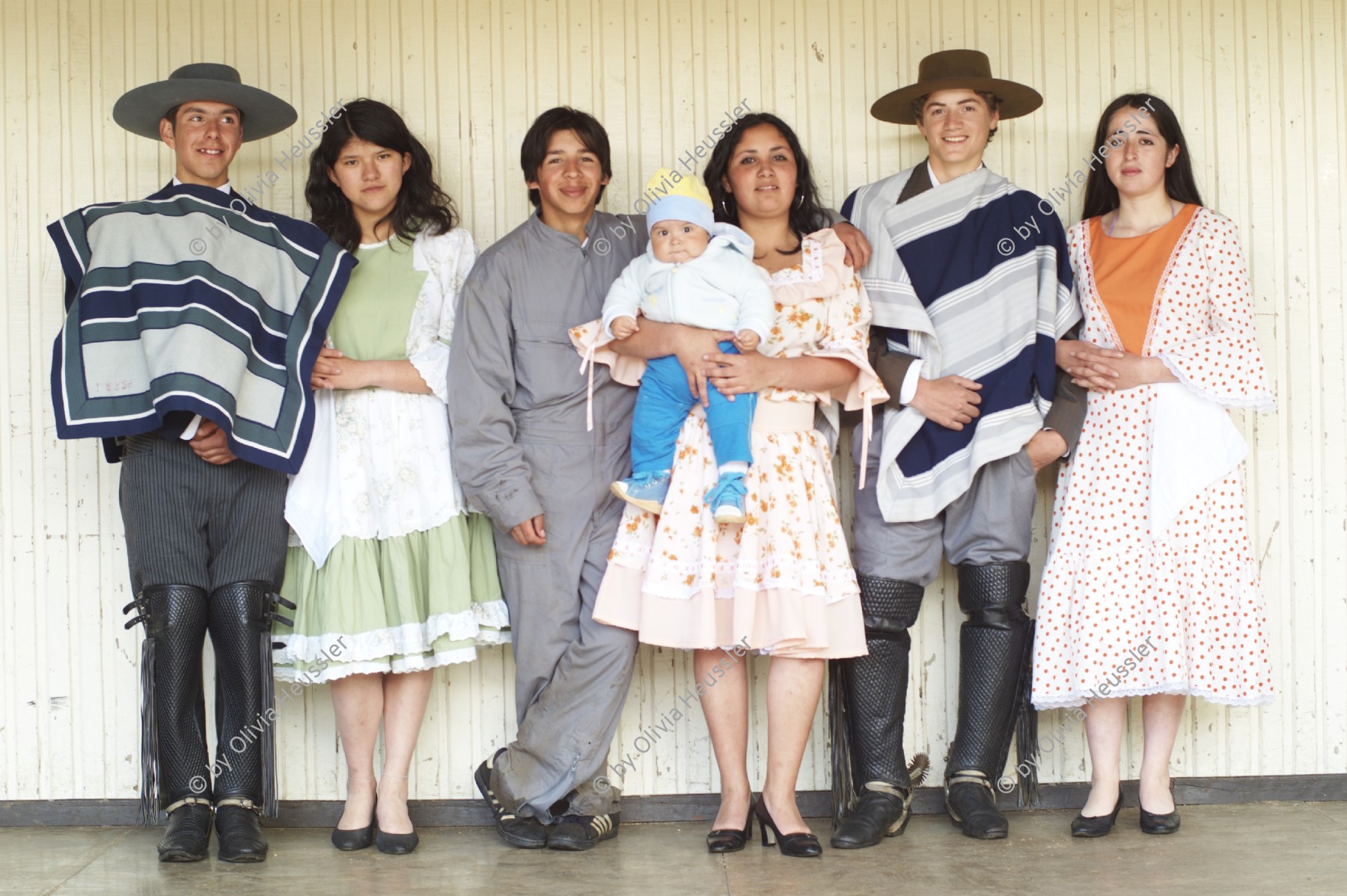 Image of sheet 20051204 photo 19: Gruppenbild mit Baby einer Folklore Volkstanzgruppe in Paillaco, Los Rios, Chile 2005. 
Tanz Typical Folklore Tanz folclorical folclore
Liceo Agricola El Llolly Paillaco Chile 2005 Escuela Schule Agricultural  Weiler El Llolly in Paillaco, rund 100 km landeinwärts vom Pazifik und der Stadt Valdivia in der Region Los Rios, Südchile, gelegen.