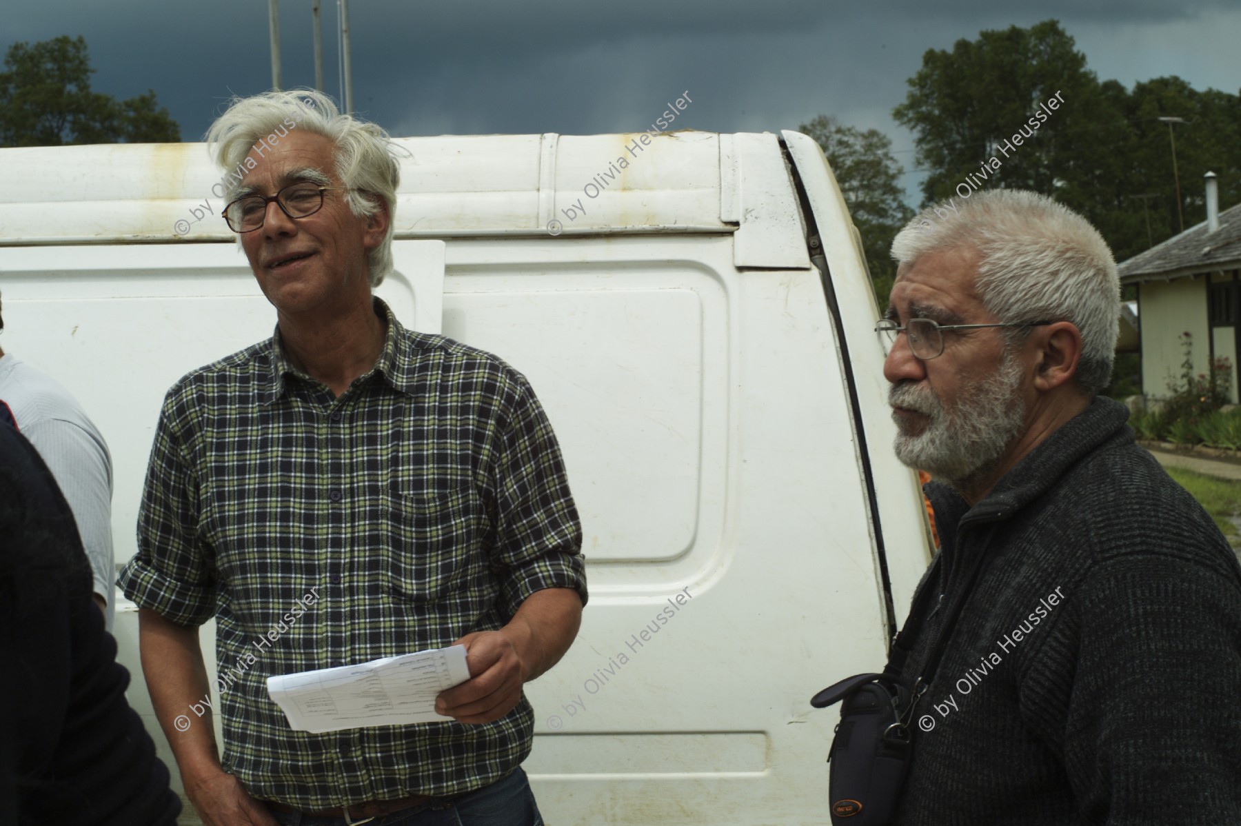 Image of sheet 20051204 photo 2: Humberto Cardenas Gomez (1939-2012), und Mitbegründer Arturo (re) des Komitee zur Verteidigung der chilenischen Kultur, Zürich. Liceo Agricola El Llolly Paillaco Chile 2005 Escuela Schule Agricultural School, rund 100 km landeinwärts vom Pazifik und der Stadt Valdivia in der Region Los Rios, Südchile, gelegen. Die Internatschule mit Landwirtschaftsbetrieb (53 Ha) bietet seit 1990 rund 200 Jugendlichen aus armen und schwierigen Verhältnissen kostenlos eine Berufsausbildung in Landwirtschaft, Gastronomie oder Automechanik an. Sie wurde von Exilchilenen in der Schweiz ins Leben gerufen