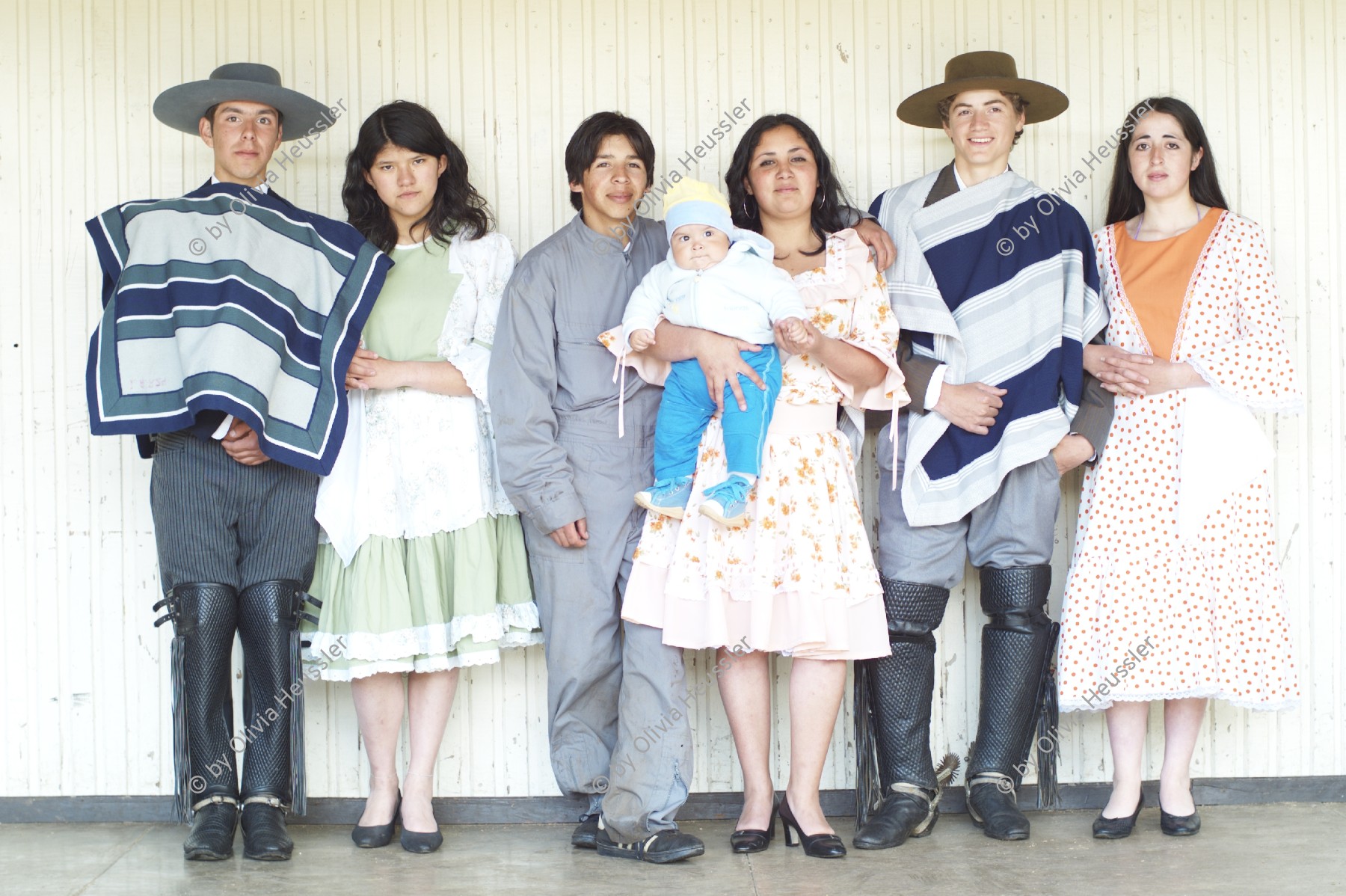 Image of sheet 20051204 photo 20: Gruppenbild mit Baby Tänzer*innen Typischer Tanz Typical Folklore Tanz folclorical folclore
Liceo Agricola El Llolly Paillaco Chile 2005 Escuela Schule Agricultural School Liceo Agrícola El Llolly, Weiler El Llolly in Paillaco, rund 100 km landeinwärts vom Pazifik und der Stadt Valdivia in der Region Los Rios, Südchile, gelegen.