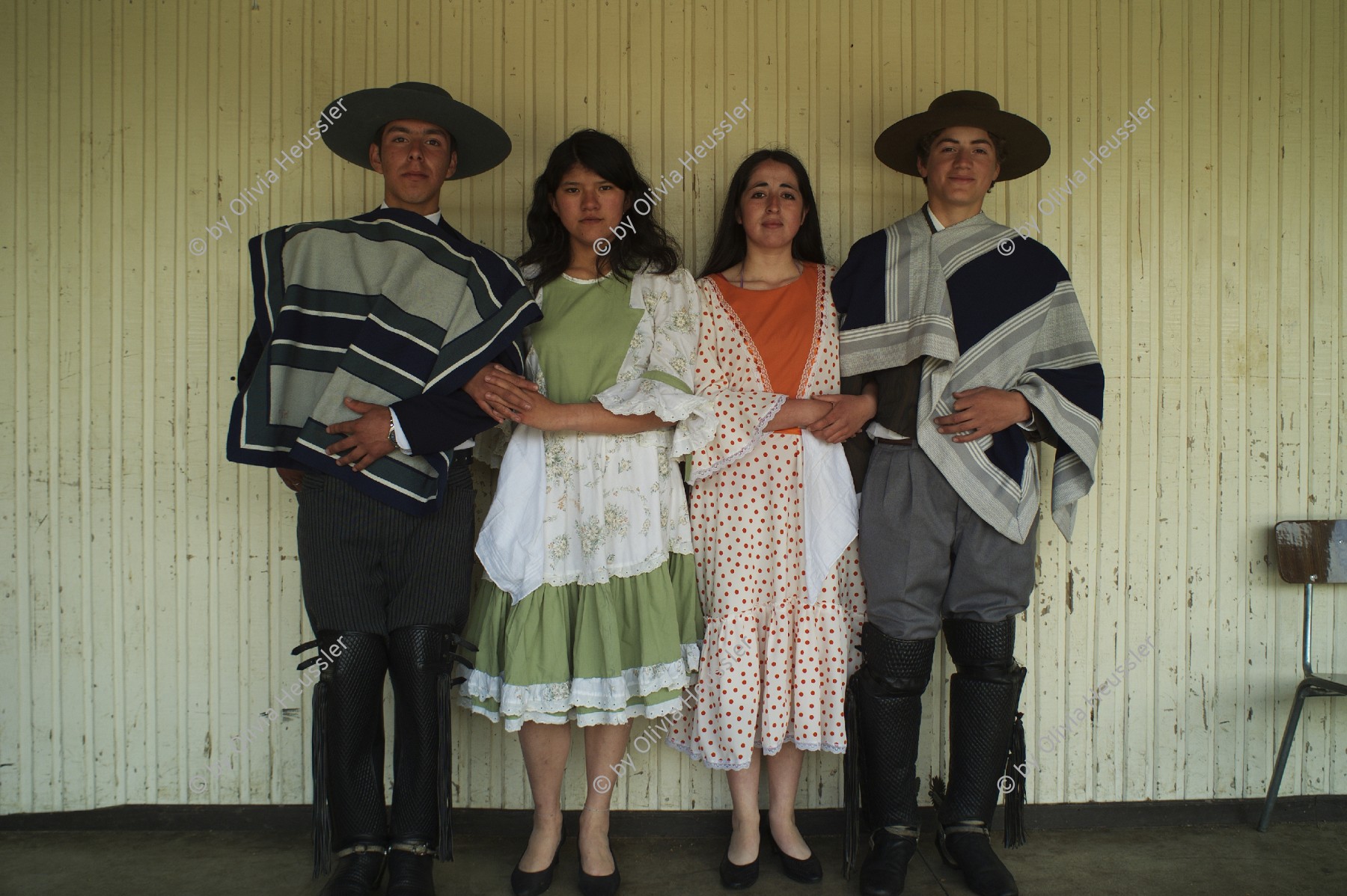 Image of sheet 20051204 photo 3: Gruppenbild tänzer*innen Typischer Tanz Typical Folklore Tanz folclorical folclore
Liceo Agricola El Llolly Paillaco Chile 2005 Escuela Schule Agricultural School Liceo Agrícola El Llolly, Weiler El Llolly in Paillaco, rund 100 km landeinwärts vom Pazifik und der Stadt Valdivia in der Region Los Rios, Südchile, gelegen.