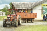 Image of sheet 20051204 photo 41: Jugendliche Mapuche auf einem Lastwagen Traktor Liceo Agricola El Llolly Paillaco Chile 2005 Escuela Schule Agricultural School Liceo Agrícola El Llolly, Weiler El Llolly in Paillaco, rund 100 km landeinwärts vom Pazifik und der Stadt Valdivia in der Region Los Rios, Südchile, gelegen. Internatschule für Landwirtschaft
