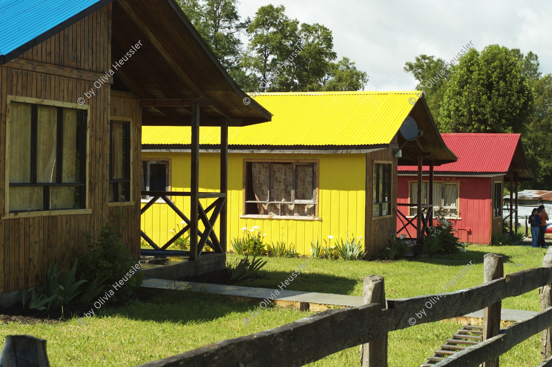 Image of sheet 20051204 photo 44: Farbige Häuser colored Houses Liceo Agricola El Llolly Paillaco Chile 2005 Escuela Schule Agricultural School Liceo Agrícola El Llolly, Weiler El Llolly in Paillaco, rund 100 km landeinwärts vom Pazifik und der Stadt Valdivia in der Region Los Rios, Südchile, gelegen. Internatschule für Landwirtschaft