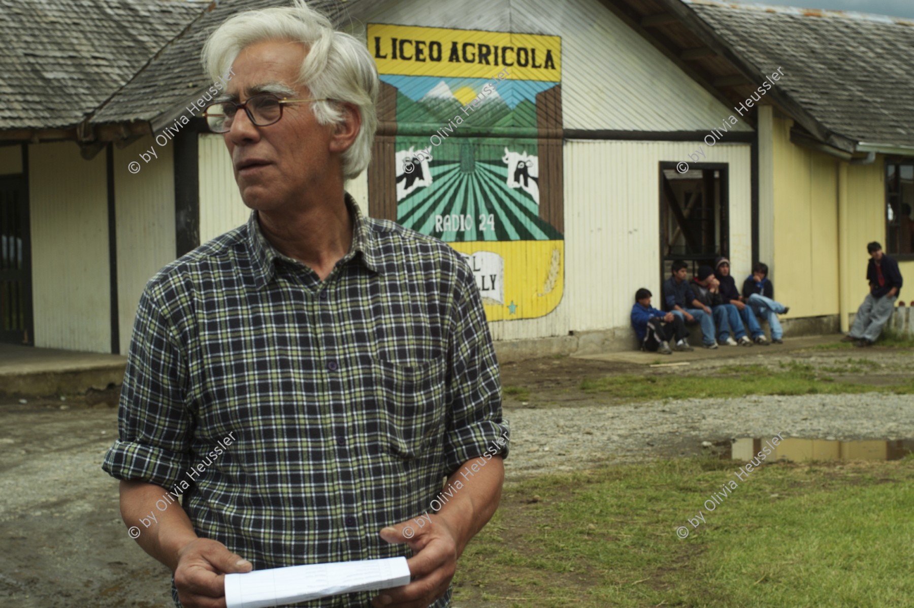 Image of sheet 20051204 photo 5: Humberto Cardenas Gomez (1939-2012), Mitbegründer des Komitee zur Verteidigung der chilenischen Kultur, Zürich. Liceo Agricola El Llolly Paillaco Chile 2005 Escuela Schule Agricultural School, rund 100 km landeinwärts vom Pazifik und der Stadt Valdivia in der Region Los Rios, Südchile, gelegen. Die Internatschule mit Landwirtschaftsbetrieb (53 Ha) bietet seit 1990 rund 200 Jugendlichen aus armen und schwierigen Verhältnissen kostenlos eine Berufsausbildung in Landwirtschaft, Gastronomie oder Automechanik an. Sie wurde von Exilchilenen in der Schweiz ins Leben gerufen.