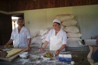 Image of sheet 20051204 photo 66: Women working at the bakery. Backstube der Schule Frauen an der Arbeit.
Liceo Agricola El Llolly Paillaco Chile 2005 Escuela Schule Agricultural School Liceo Agrícola El Llolly, Weiler El Llolly in Paillaco, rund 100 km landeinwärts vom Pazifik und der Stadt Valdivia in der Region Los Rios, Südchile, gelegen. Die Internatschule mit