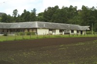Image of sheet 20051205 photo 1: Liceo Agricola El Lolly, Paillaco Chile, 2005. Escuela Schule Agricultural School 
Die Internatschule mit Landwirtschaftsbetrieb (53 Ha) bietet seit 1990 rund 200 Jugendlichen aus armen und schwierigen Verhältnissen kostenlos eine Berufsausbildung in Landwirtschaft, Gastronomie oder Automechanik an. Sie wurde von Exilchilenen in der Schweiz ins Leben gerufen, auf Initiative von Humberto Cardenas Gomez (1939-2012), Mitbegründer des Komitee zur Verteidigung der chilenischen Kultur, Zürich.