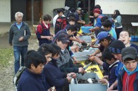 Image of sheet 20051205 photo 12: Chile 2005 Escuela Schule Agricultural School 
Liceo Agrícola El Llolly Weiler El Llolly in Paillaco, rund 100 km landeinwärts vom Pazifik und der Stadt Valdivia in der Region Los Rios, Südchile, gelegen. Die Internatschule mit Landwirtschaftsbetrieb (53 Ha) bietet seit 1990 rund 200 Jugendlichen aus armen und schwierigen Verhältnissen kostenlos eine Berufsausbildung in Landwirtschaft, Gastronomie oder Automechanik an. Sie wurde von Exilchilenen in der Schweiz ins Leben gerufen, auf Initiative von Humberto Cardenas Gomez, links aussen,  (1939-2012), Mitbegründer des Komitee zur Verteidigung der chilenischen Kultur, Zürich.
