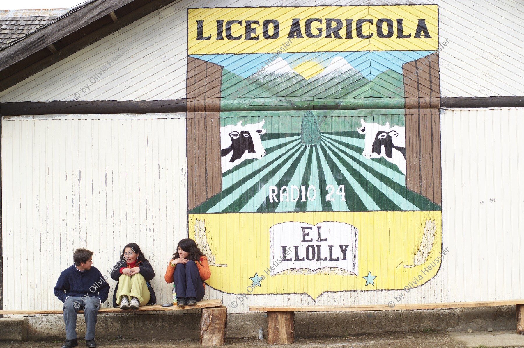 Image of sheet 20051205 photo 20: Chile 2005 Escuela Schule Agricultural School Schüler Studenten Estudiantes Bildung Landwirtschaft Jugendliche Männer junge Arbeiter Freizeit Studentin
Liceo Agrícola El Llolly Weiler El Llolly in Paillaco, rund 100 km landeinwärts vom Pazifik und der Stadt Valdivia in der Region Los Rios, Südchile, gelegen. Die Internatschule mit Landwirtschaftsbetrieb (53 Ha) bietet seit 1990 rund 200 Jugendlichen aus armen und schwierigen Verhältnissen kostenlos eine Berufsausbildung in Landwirtschaft, Gastronomie oder Automechanik an. Sie wurde von Exilchilenen in der Schweiz ins Leben gerufen, auf Initiative von Humberto Cardenas Gomez (1939-2012), Mitbegründer des Komitee zur Verteidigung der chilenischen Kultur, Zürich.