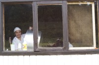 Image of sheet 20051205 photo 41: Köchin in Küche, El Llolly Paillaco Chile 2005.

Liceo Agrícola El Llolly Weiler El Llolly in Paillaco, rund 100 km landeinwärts vom Pazifik und der Stadt Valdivia in der Region Los Rios, Südchile, gelegen. Die Internatschule mit Landwirtschaftsbetrieb (53 Ha) bietet seit 1990 rund 200 Jugendlichen aus armen und schwierigen Verhältnissen kostenlos eine Berufsausbildung in Landwirtschaft.