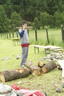 Image of sheet 20051205 photo 46: Chile 2005 Escuela Schule Agricultural School Schüler Studenten Estudiantes Bildung Landwirtschaft Jugendliche Männer junge Arbeiter Holz
Liceo Agrícola El Llolly Weiler El Llolly in Paillaco, rund 100 km landeinwärts vom Pazifik und der Stadt Valdivia in der Region Los Rios, Südchile, gelegen. Die Internatschule mit Landwirtschaftsbetrieb (53 Ha) bietet seit 1990 rund 200 Jugendlichen aus armen und schwierigen Verhältnissen kostenlos eine Berufsausbildung in Landwirtschaft, Gastronomie oder Automechanik an. Sie wurde von Exilchilenen in der Schweiz ins Leben gerufen, auf Initiative von Humberto Cardenas Gomez (1939-2012), Mitbegründer des Komitee zur Verteidigung der chilenischen Kultur, Zürich.