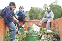 Image of sheet 20051205 photo 51: Chile 2005 Escuela Schule Agricultural School Schüler Studenten Estudiantes Bildung Landwirtschaft Jugendliche Männer junge Arbeiter Grünabfuhr Abfall Lastwagen
Liceo Agrícola El Llolly Weiler El Llolly in Paillaco, rund 100 km landeinwärts vom Pazifik und der Stadt Valdivia in der Region Los Rios, Südchile, gelegen. Die Internatschule mit Landwirtschaftsbetrieb (53 Ha) bietet seit 1990 rund 200 Jugendlichen aus armen und schwierigen Verhältnissen kostenlos eine Berufsausbildung in Landwirtschaft, Gastronomie oder Automechanik an. Sie wurde von Exilchilenen in der Schweiz ins Leben gerufen, auf Initiative von Humberto Cardenas Gomez (1939-2012), Mitbegründer des Komitee zur Verteidigung der chilenischen Kultur, Zürich.