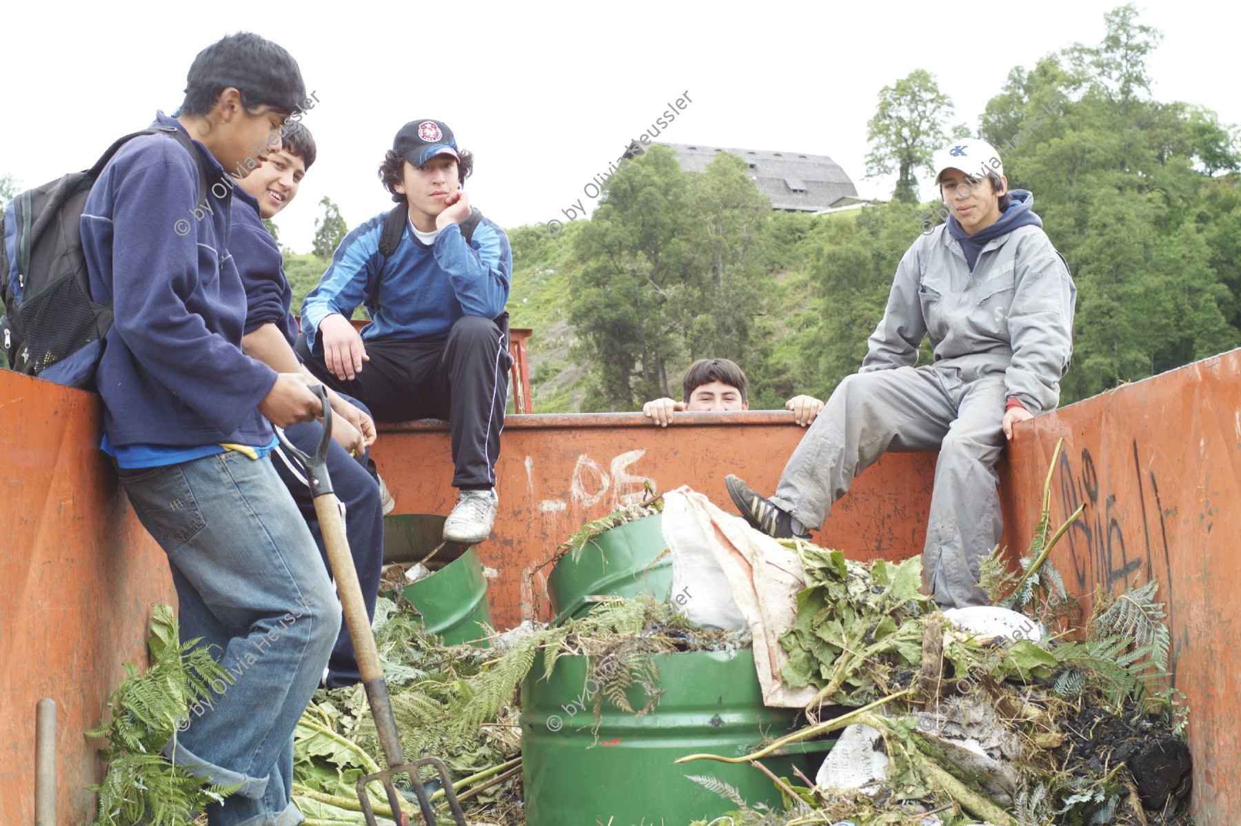 Image of sheet 20051205 photo 51: Chile 2005 Escuela Schule Agricultural School Schüler Studenten Estudiantes Bildung Landwirtschaft Jugendliche Männer junge Arbeiter Grünabfuhr Abfall Lastwagen
Liceo Agrícola El Llolly Weiler El Llolly in Paillaco, rund 100 km landeinwärts vom Pazifik und der Stadt Valdivia in der Region Los Rios, Südchile, gelegen. Die Internatschule mit Landwirtschaftsbetrieb (53 Ha) bietet seit 1990 rund 200 Jugendlichen aus armen und schwierigen Verhältnissen kostenlos eine Berufsausbildung in Landwirtschaft, Gastronomie oder Automechanik an. Sie wurde von Exilchilenen in der Schweiz ins Leben gerufen, auf Initiative von Humberto Cardenas Gomez (1939-2012), Mitbegründer des Komitee zur Verteidigung der chilenischen Kultur, Zürich.