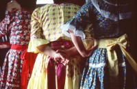 Image of sheet 20051205 photo 80: tradition dance Tanz Folclor Folklore
Trachten Kleidung typical Fest
 	Chile 2005 Escuela Schule Agricultural School Schüler Studenten Estudiantes Bildung Landwirtschaft Jugendliche Männer junge Arbeiter Freizeit
Liceo Agrícola El Llolly Weiler El Llolly in Paillaco, rund 100 km landeinwärts vom Pazifik und der Stadt Valdivia in der Region Los Rios, Südchile, gelegen. Die Internatschule mit Landwirtschaftsbetrieb (53 Ha) bietet seit 1990 rund 200 Jugendlichen aus armen und schwierigen Verhältnissen kostenlos eine Berufsausbildung in Landwirtschaft, Gastronomie oder Automechanik an. Sie wurde von Exilchilenen in der Schweiz ins Leben gerufen, auf Initiative von Humberto Cardenas Gomez (1939-2012), Mitbegründer des Komitee zur Verteidigung der chilenischen Kultur, Zürich.