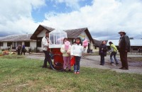Image of sheet 20051205 photo 81: Chile 2005 Escuela Schule Agricultural School Schüler Studenten Estudiantes Bildung Landwirtschaft Jugendliche Männer junge Arbeiter Freizeit
Liceo Agrícola El Llolly Weiler El Llolly in Paillaco, rund 100 km landeinwärts vom Pazifik und der Stadt Valdivia in der Region Los Rios, Südchile, gelegen. Die Internatschule mit Landwirtschaftsbetrieb (53 Ha) bietet seit 1990 rund 200 Jugendlichen aus armen und schwierigen Verhältnissen kostenlos eine Berufsausbildung in Landwirtschaft, Gastronomie oder Automechanik an. Sie wurde von Exilchilenen in der Schweiz ins Leben gerufen, auf Initiative von Humberto Cardenas Gomez (1939-2012), Mitbegründer des Komitee zur Verteidigung der chilenischen Kultur, Zürich.