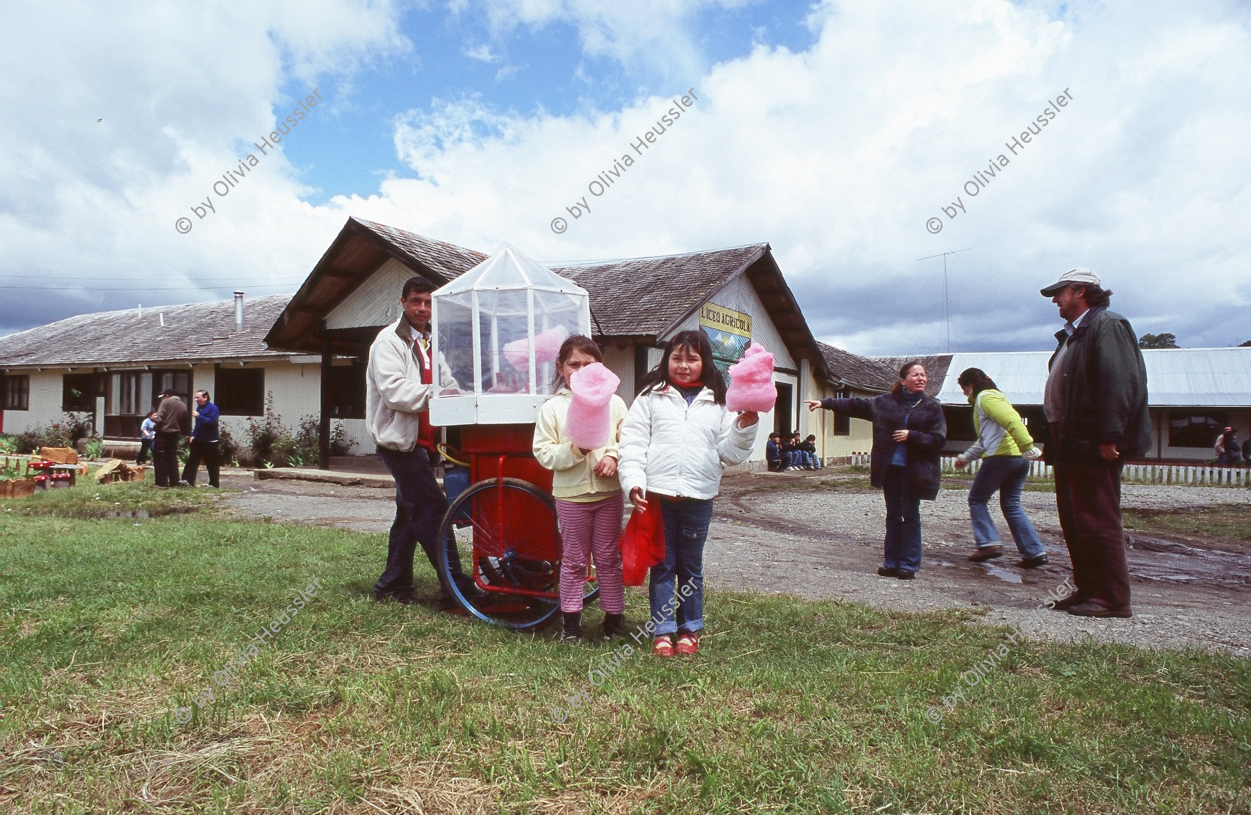 Image of sheet 20051205 photo 81: Chile 2005 Escuela Schule Agricultural School Schüler Studenten Estudiantes Bildung Landwirtschaft Jugendliche Männer junge Arbeiter Freizeit
Liceo Agrícola El Llolly Weiler El Llolly in Paillaco, rund 100 km landeinwärts vom Pazifik und der Stadt Valdivia in der Region Los Rios, Südchile, gelegen. Die Internatschule mit Landwirtschaftsbetrieb (53 Ha) bietet seit 1990 rund 200 Jugendlichen aus armen und schwierigen Verhältnissen kostenlos eine Berufsausbildung in Landwirtschaft, Gastronomie oder Automechanik an. Sie wurde von Exilchilenen in der Schweiz ins Leben gerufen, auf Initiative von Humberto Cardenas Gomez (1939-2012), Mitbegründer des Komitee zur Verteidigung der chilenischen Kultur, Zürich.