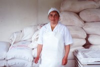 Image of sheet 20051205 photo 82: Frau Mehl Küche Arbeit Backstube Bakery Woman Work

Liceo Agrícola El Llolly Weiler El Llolly in Paillaco, rund 100 km landeinwärts vom Pazifik und der Stadt Valdivia in der Region Los Rios, Südchile, gelegen. Die Internatschule mit Landwirtschaftsbetrieb (53 Ha) bietet seit 1990 rund 200 Jugendlichen aus armen und schwierigen Verhältnissen kostenlos eine Berufsausbildung in Landwirtschaft, Gastronomie oder Automechanik an. Sie wurde von Exilchilenen in der Schweiz ins Leben gerufen, auf Initiative von Humberto Cardenas Gomez (1939-2012), Mitbegründer des Komitee zur Verteidigung der chilenischen Kultur, Zürich.